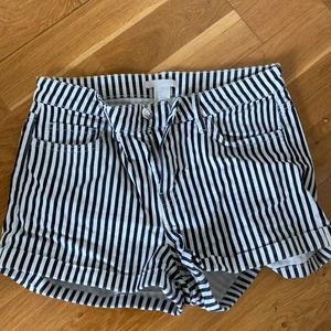 Randiga shorts - Bra skick. Sköna.