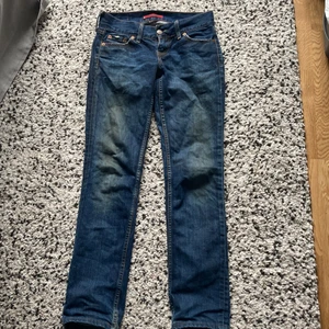 Levis jeans  - Midjan=27 
