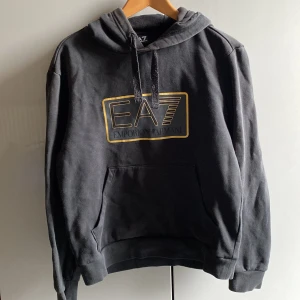 Emporio Armani hoodie - Svart hoodie från emporio armani. Skicka meddelande vid fler frågor eller bilder :)