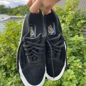 Vans DIAMO NI - Svarta med vit sula. I stort sätt oanvända. Köpta för 799kr på Zalando. Säljer pga jag inte använder dem längre :) Kan tänka mig att sänka priset vid snabb affär!