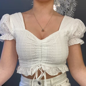 Vit topp - Säljer denna superfina topp då jag råkade beställa dubbelt. Endast testad. Frakt tillkommer!