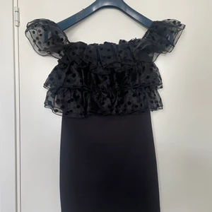 Zara Klänning - En så snygg cocktail klänning som passar till sommarn när man vill va lite finare! Passar också otroligt bra om man ska gå på cirkus tema fest! Är för liten för mig och skulle säga att den passar en person som är XS-S! Personen som köper står för frakt!