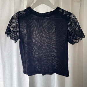 Tröja med spets - Söt tröja från H&M med spets på axlarna i storlek xs. säljer för 65kr + frakt
