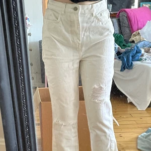 Boohoo vita jeans stl 38 - Använda ett fåtal gånger, sitter lite stort i midjan på mig men längden är bra för mig som är 155. Lite utsvängda med slits längst ner på båda sidor. Som nya 💗