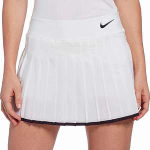 Nike tennis/ tränings kjol i otroligt bra skick. Storlek M för barn vilket motsvarar storlek XS ungefär. Kan även byta mot en storlek S. Kan skicka fler bilder vid önskan. 