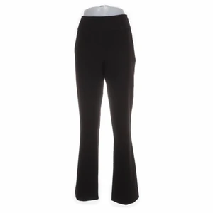 Moa Mattson x NAKD - Säljer dessa från sellpy då dom va alldeles för långa för mig som är 160 ish. Absolut nyskick 🤍 strl 34 men skulle säga passar 36 också