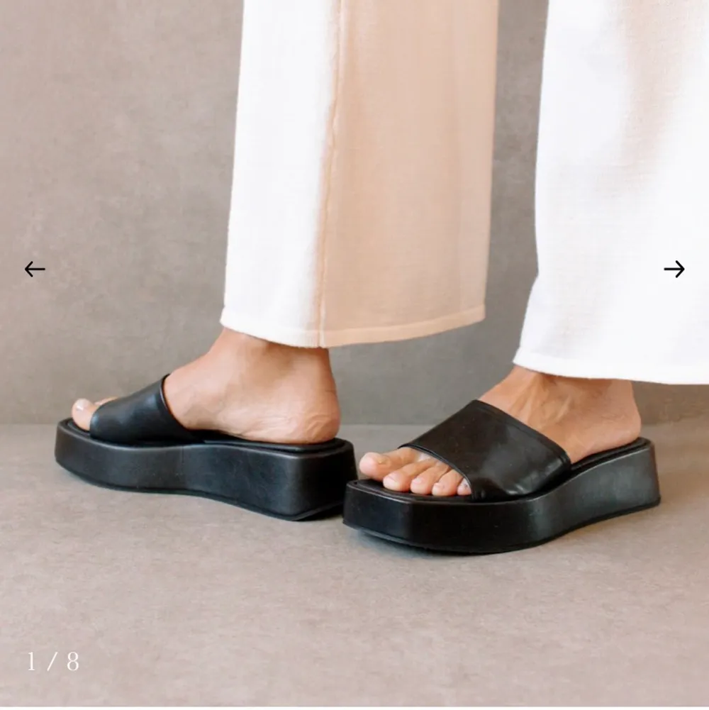 Säljer dessa svarta platform sandaler från Alohas då de var för stora! Aldrig använda.. Skor.