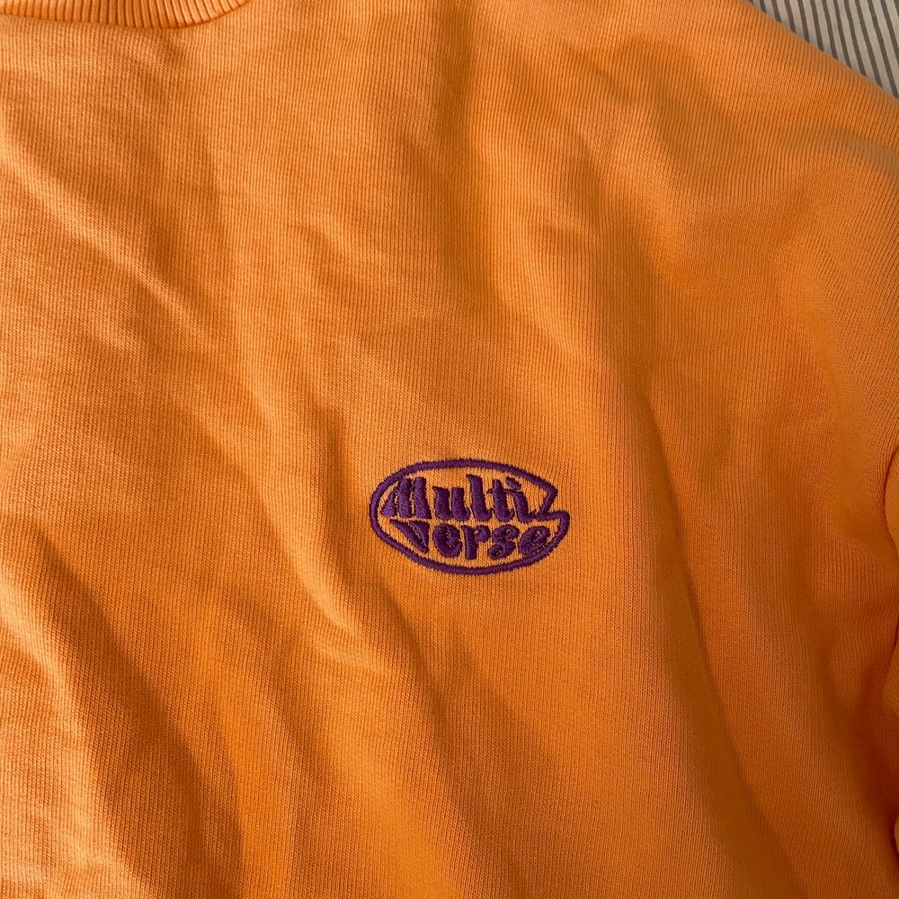 En väldigt fin, orange sweatshirt från Junkyard, i storlek S. Använd ungefär 5 gånger. Säljer den eftersom den inte kommer till användning <33 250 kr + 66 kr frakt . Tröjor & Koftor.