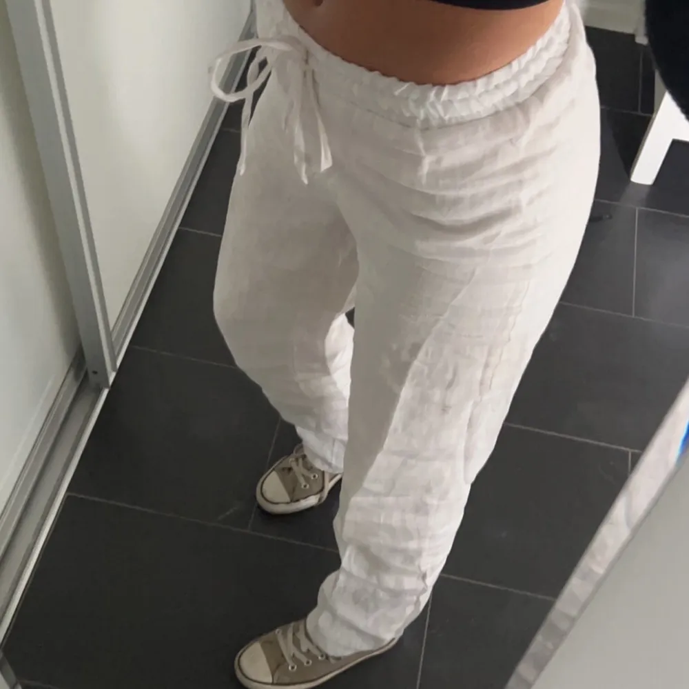 Säljer dessa helt nya linne byxor från designbysi, super fina! Men har fått ett par andra jag hellre behåller. De är i storlek xs-xxs i extra längd.Jag är ca173 och de är ändå lagom i benen för mig.så passar även för dom som är längre. Säljer direkt 500kr. Farkut & Housut.