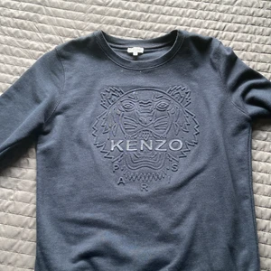 Kenzo tröja  - Den är i bra skick storlek M men som ni kan se på tredje bilden så finns det en fläck 