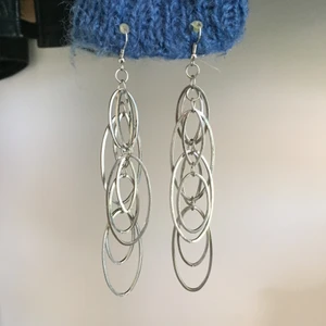 Örhängen - Silverfärgade örhängen, köpte second hand