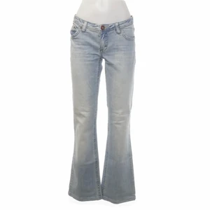 Lågmidjade esprit jeans - Så snygga jeans från edc by esprit men är för långa för mig så använder därför inte så mke. Köpta på sellpy och bra skick! Midjemåttet är 74