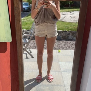 Jeans shorts - Creme vita jeans shorts från pull&bear, bra skick. Passar för storlekar 32/34/36