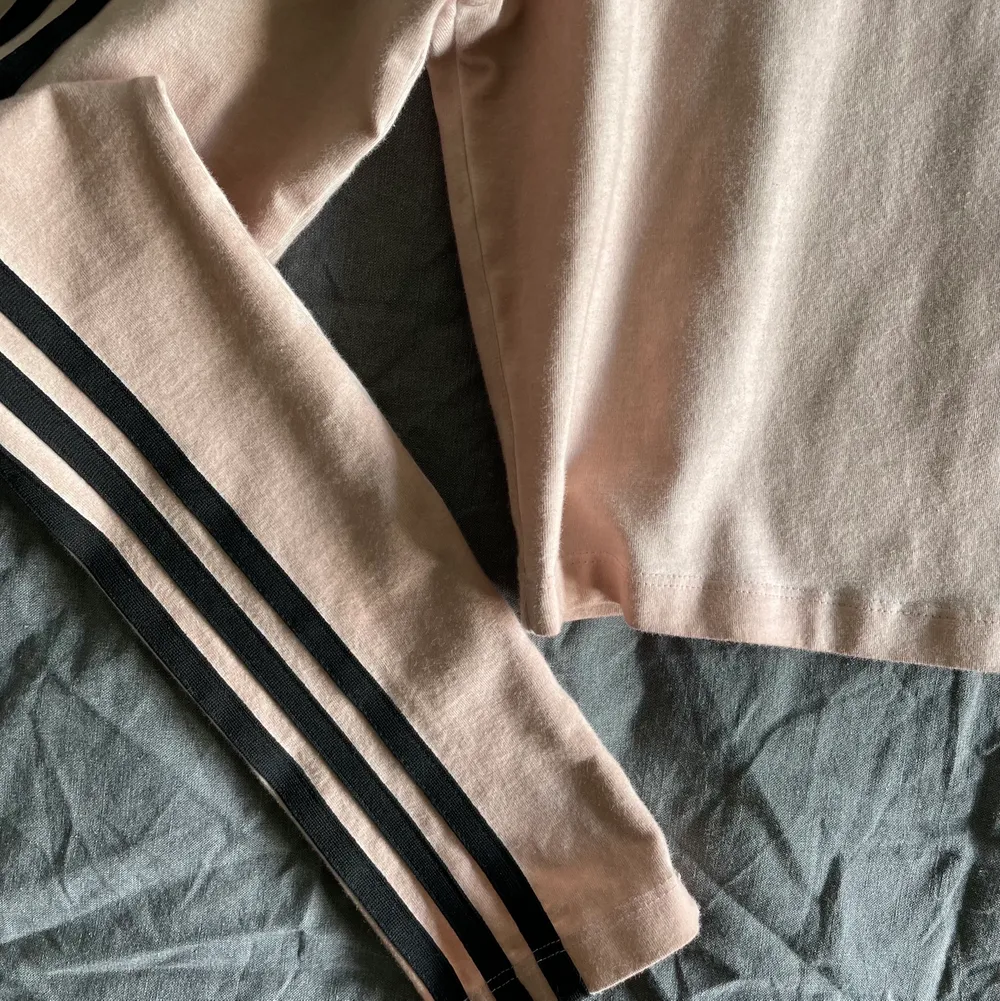 Beige / smutsrosa långärmad croptopp från adidas. Typ aldrig använd. Superskönt stretchigt material. Toppar.