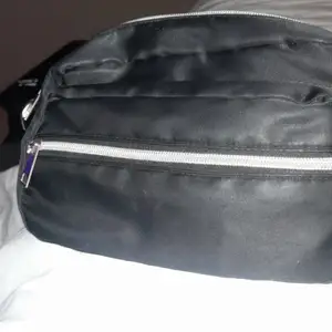 En väska du kan bära runt bra sick svart och får plats med mycket saker har använt den kanse 1-9 gånger den ser liten ut men den får platas med mycket och köpte den för 150kr säljer för 20kr+frakt