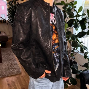 Skinnjacka - tjo! säljer några skinnjackor (gå in på min profil för att se 11 andra skinnjackor). Storlek: L - Jag är 175 - Vid frågor kontankta mig via snap eller medelenaden här. fenixp04 :)