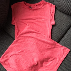 Skön maxiklänning - Jättefin maxiklänning i lite melerad hallonröd färg! Aldrig använd. Passar S/XS.