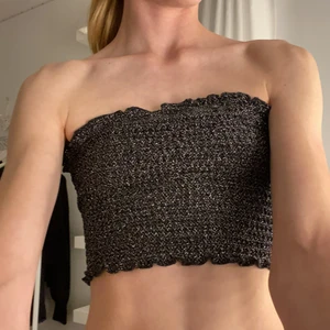 Fest topp -  Säljer denna sjukt fina fest topp använd max två gånger Den sticks inte och är ganska stretchig Så skulle säga att den passar både XS o S 