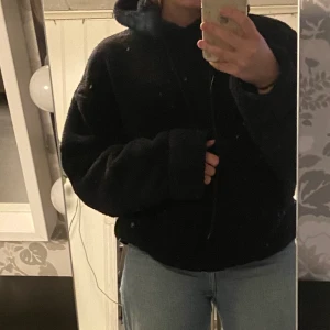Fluffig hoodie  - En fluffig svart hoodie som är lika mjuk på insidan som på utsidan💕 Köpt på Boohoo i storlek M, köparen står för frakt✨