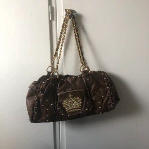 Juicy couture dupe - Edit: tar nu emot bindande bud!!INTRESSEKOLL ‼️ Lägger ut mest för att se om den är mest värd att sälja eller ha kvar❤️ bud är EJ bindande tillsvidare, säljer vid bra bud. (Rengör den i den mån jag kan innan försäljning) 