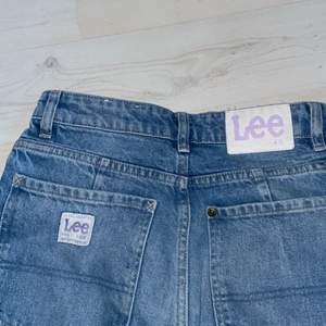 Lee jeans från H&M💕Super bra skick, highwaist -  lite långa på mig som är 170. Använda några få gånger.