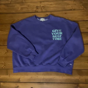 Jättefin lila tröja med tryck💜 - Fin lila tröja med grönt tryck från Pull&Bear.💜 Använt fåtal gånger och är i bra skick!