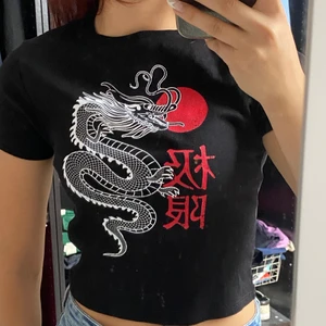 Svart tshirt med tryck  - Svart tajt tshirt med tryck, använd få gånger, storlek xs, säljer för 39kr + frakt 🚚! Skriv vid intresse eller frågor!