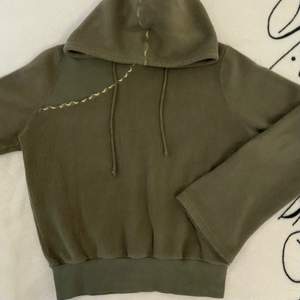 Militärgrön hoodie med utsvängda ärmar <3