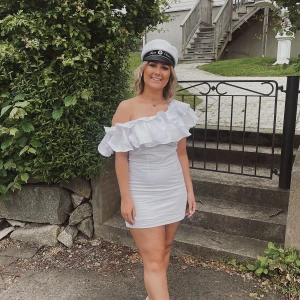 Studentklänning/sommarklänning - Säljer min studentklänning! Väldigt fin klänning som jag fick mycket komplimanger för☺️ Säljer då jag inte kommer använda den igen.