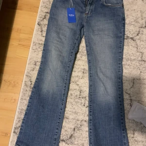 Low waist jeans - Säljer dessa fina low waist jeansen som är köpta på Sellpy! Dessa passade tyvärr inte mig då jag råkade beställa fel storlek! Har alltså inte använt dessa! 