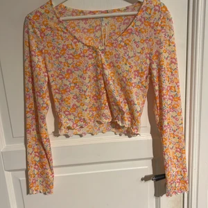 Topp från only - Fin blus/topp från only som aldrig är använd. Nypris 229 kr storlek M skulle säga att den är som en S/M