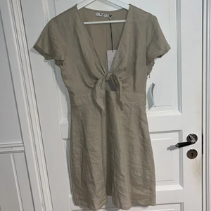 Linne klänning  - Fin linneklänning från NA-KD storlek 36 aldrig använd 