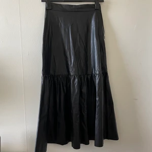 Läder kjol  - En vacker läder kjol inte äkta köpt från Lindex aldrig använt den är för liten 