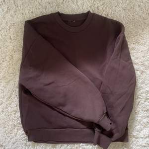 Superfin brun sweatshirt från ginatricot, storlek S, lappen i har tyvärr lossnat.  Nästan aldrig använd så väldigr bra skick. 