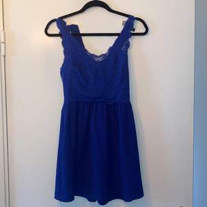 Fin blå klänning från hm, blå, fin spets upptill