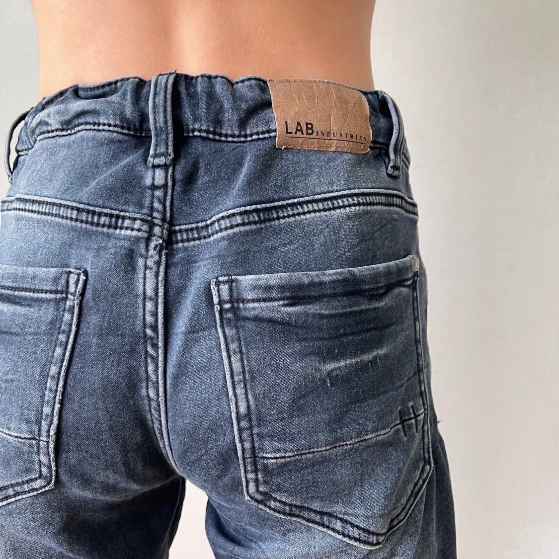 mörk blåa jeans för pojkar  - 91