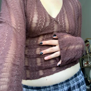 suuuperfin tröja (tryck inte köp direkt!) - så snygg, köpt på plick men tyvärr för liten. skulle säga att den passar Xs/S (står dock M på lappen) men passar bara folk med små bröst. långa ärmar 😍 