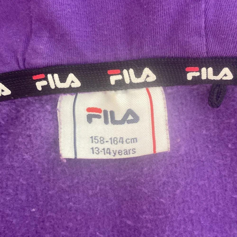 En lila fila hoodie i storlek 13-14 år 158-164 cm. Använd några gånger. Den är äkta!😎🆒. Hoodies.