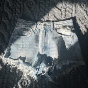 jeansshorts  - jättefina shorts i stl xs/s som aldrig riktigt kom till användning, skriv för fler bilder🤍 sätter på bud om det blir många intresserade👍🏼