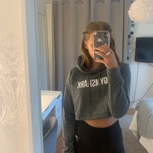 Gymshark hoodie - Superskön croppad hoodie från Gymshark⭐️ Mjukt material och väldigt luftig, använd fåtal gånger🫶🏼