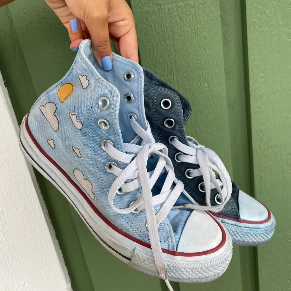  Limited edition converse! Sjukt balla och unika, tyvärr för små för mig som är en 37,5. Har aldrig använts!❤️‍🔥💙. Skor.