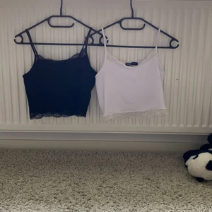 2 st linnen från New Yorker köpta för ca 2 veckor sedan. Vita linnet är tvättat och använt 2 ggr svarta oanvänt. - Ett svart och ett vitt linne typ oanvända köptes på New Yorker för 60 kr styck säljer för 40 kr styck vill du bara ha ett utav dom går det super bra köp gärna❤️❤️❤️