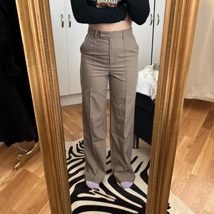 Långa vida byxor - Ett par långa vida byxor från na-kd! Dem Är lite långa för mig men jag är 157 & dem Är i storlek 36 så dem Är normala i längden