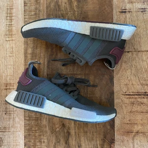 Adidas NMD i storlek 36 - Adidas NMD i storlek 36. Väldigt ”lätta” och sköna att gå i. Knappt använda. Köparen står för ev fraktkostnad ☺️