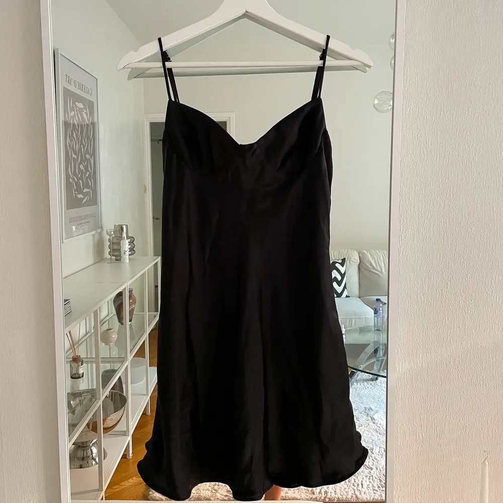 Zara klänning Strl S  Svart  Köptes för 399 kr, använd 1 gång, så säljer nu för 299 kr . Klänningar.