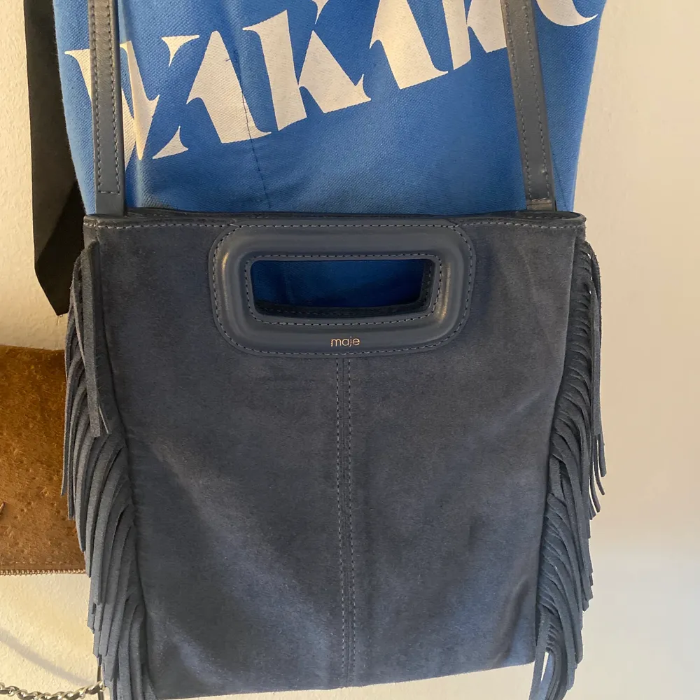INTRESSEKOLL!!💓 intressekoll på min blåa maje väska som jag köpte i början av sommaren, den är i väldigt bra skick eftersom att den nästan är ny. Jag köpte den för 2400kr. Den är såklart äkta. Den är i st 20x24 och sitter perfekt på mig som är ca 170.💘💘. Väskor.