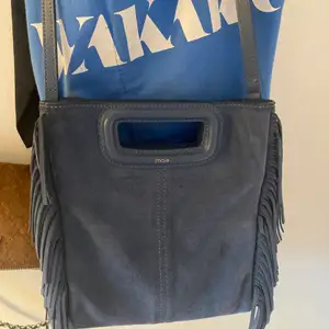 INTRESSEKOLL!!💓 intressekoll på min blåa maje väska som jag köpte i början av sommaren, den är i väldigt bra skick eftersom att den nästan är ny. Jag köpte den för 2400kr. Den är såklart äkta. Den är i st 20x24 och sitter perfekt på mig som är ca 170.💘💘