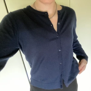 Mörkblå cardigan från Kappahl  - Lite tunnare i materialet så passar perfekt nu när det fortfarande är lite varmt. Den är i storleken M men passar även S/XS. Om du är intresserad så skriv till mig, tryck inte på köp direkt!!!