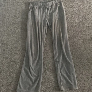 Juicy couture grå, Storlek M - Dessa juicy byxor är nästan oanvända. Anledningen till att jag säljer dessa byxor är för att de är lite stora runt midjan. 