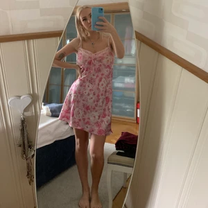 Slipdress  - Gullig vintage klänning i ett blommigt tyg. Väldigt tunn och lätt. Aldrig använd.